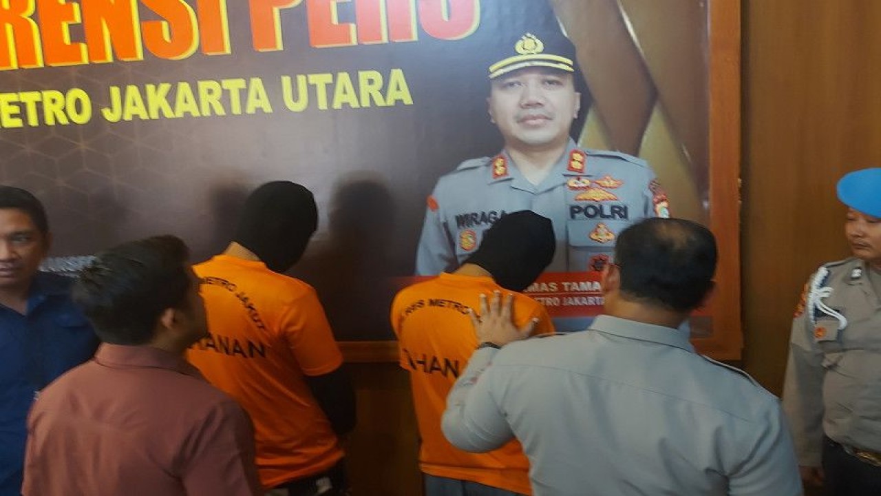 Kepala Polres Metro Jakarta Utara Kombes Pol Gidion Arif Setyawan (kedua kanan) menegur tersangka pengedar narkoba berinisial D (ketiga kiri) dan B (tengah) yang sudah memakai baju tahanan di Markas Polres Metro Jakarta Utara, Rabu (15/2/2023). ANTARA/Abdu Faisal