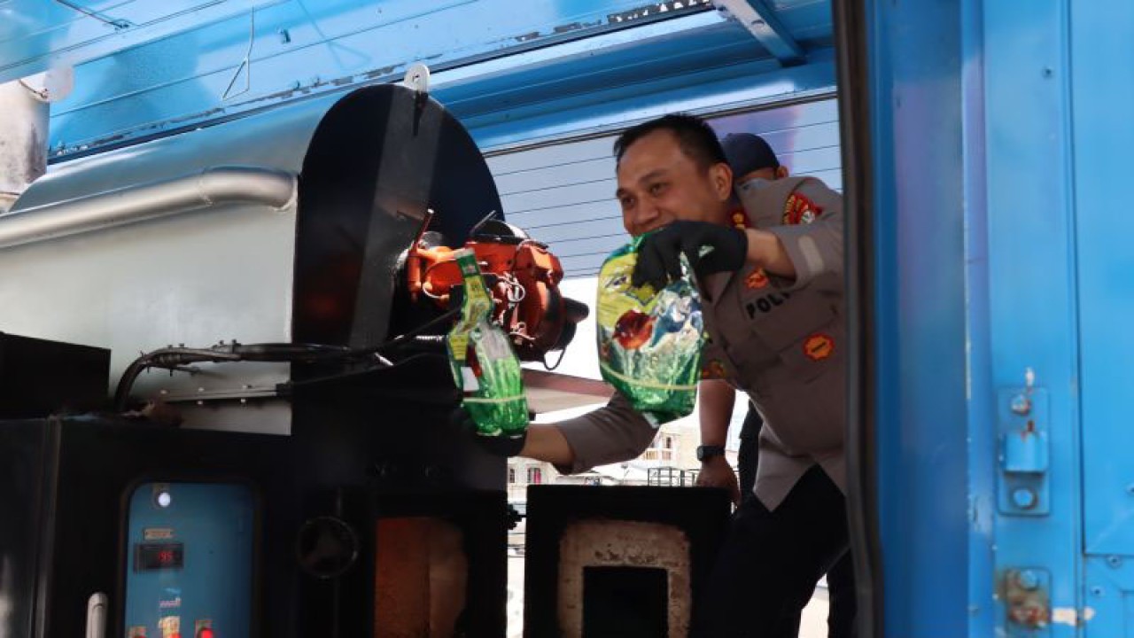 Kapolres Metro Jakarta Barat, Kombes Pol Pasma Royce melakukan pemusnahan sabu di halaman Polres Metro Jakarta Barat, Rabu (22/7/2023) ANTARA / Ho Polres Metro Jakarta Barat