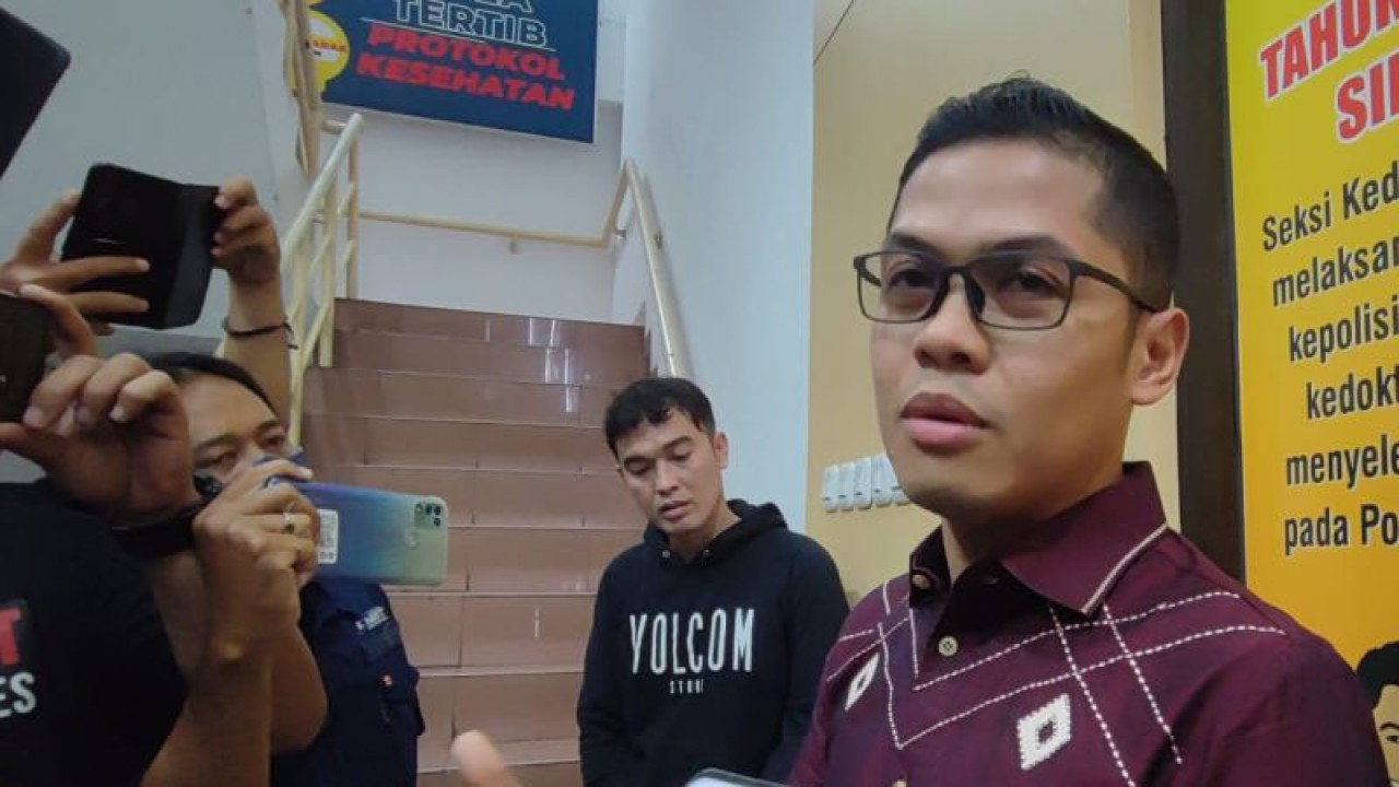 Kepala Satuan Reserse Kriminal (Reskrim) Polres Metro Jakarta Timur AKBP Dhimas Prasetyo saat memberikan keterangan pers di Mapolrestro Jakarta Timur, Jatinegara, Kamis (23/2/2023). ANTARA/Syaiful Hakim