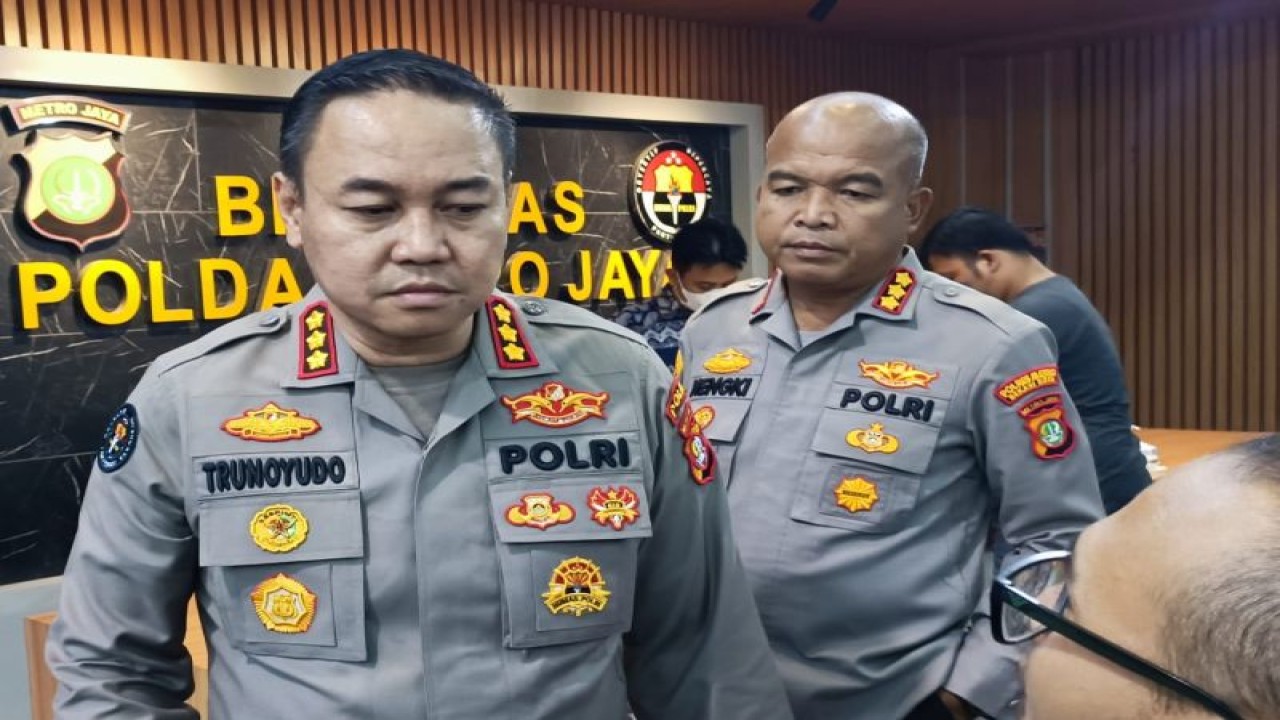 Kapolres Bekasi Kota Kombes Pol Hengki (kanan) saat melakukan konferensi pers bersama Kabid Humas Polda Metro Jaya Kombes Pol Trunoyudo Wisnu Andiko di Jakarta, Jumat (10/2/2023). ANTARA/Ilham Kausar