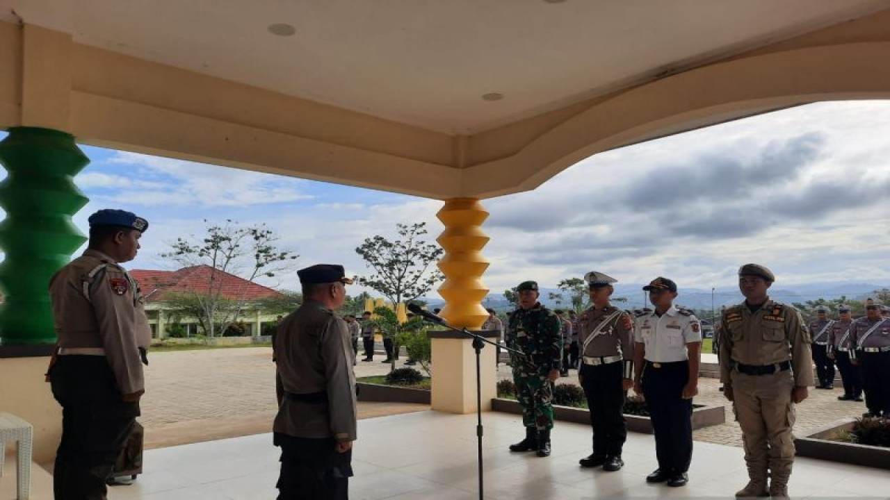 Wakapolres Gorontalo Utara Kompol Lesman Katili pimpin apel gelar pasukan operasi keselamatan Otanaha 2023 di Markas Polres Gorontalo Utara, Provinsi Gorontalo, Selasa (7-2-2023) pagi. ANTARA/Susanti Sako