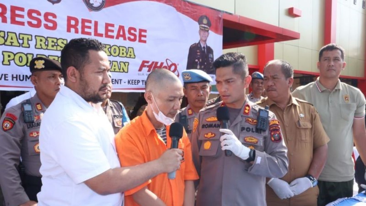 Kapolres Asahan AKBP Roman Smaradhana Elhaj (ketiga kiri) mewancarai tersangka SS (45) di Mapolres Asahan, Selasa (21/2/2023). ANTARA/HO-Humas Polres Asahan