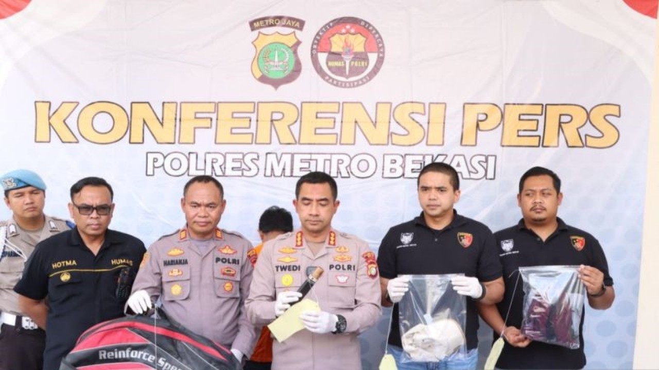 Polisi menunjukkan barang bukti aksi kejahatan pelaku pembunuhan terhadap wanita berprofesi tenaga pemasaran perumahan di Perumahan Cikarang Utama Residence Blok E4 Nomor 25, Desa Jayasampurna, Kecamatan Serang Baru, Kabupaten Bekasi, Jawa Barat. ANTARA/Pradita Kurniawan Syah.