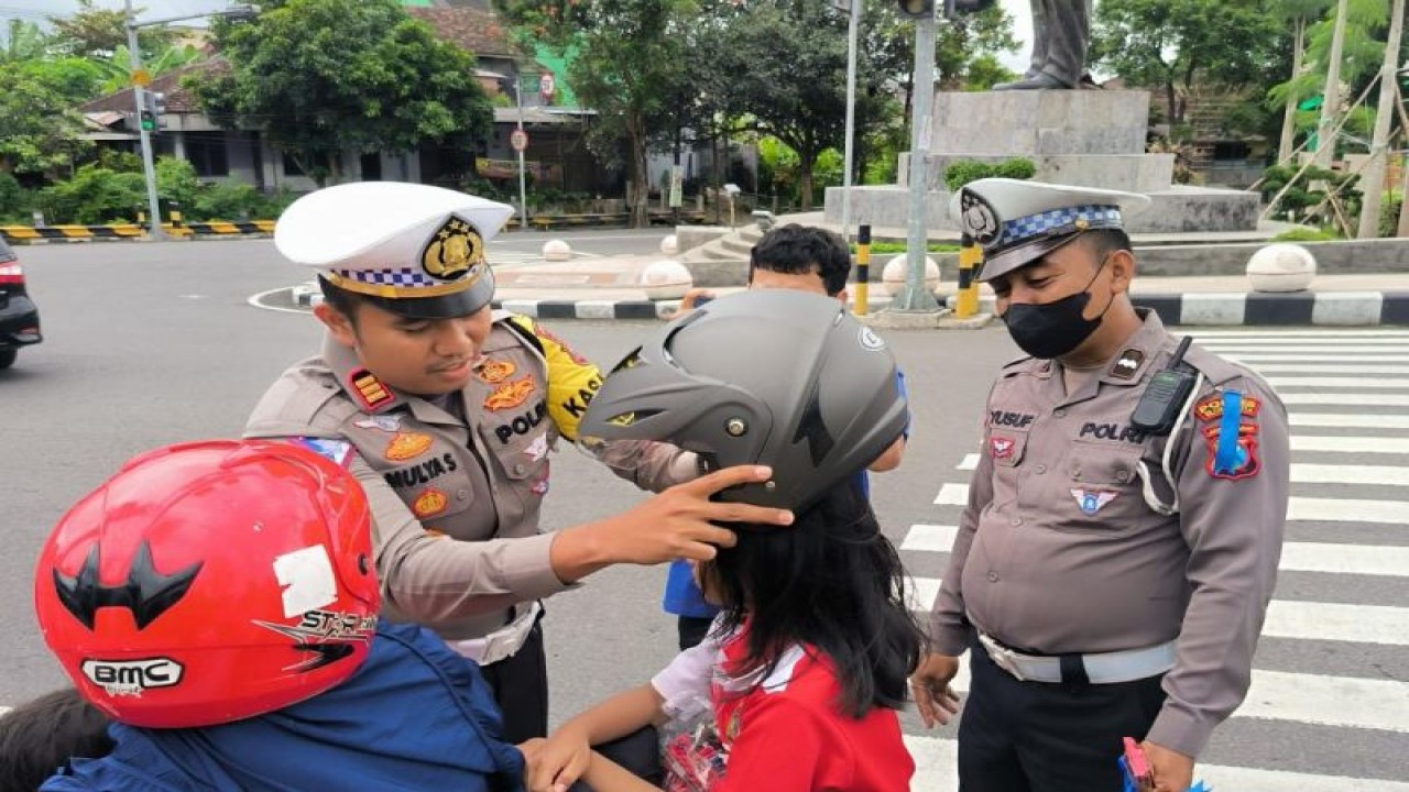 Polisi Blitar memberikan helm gratis untuk pengendara dalam rangka Ops Keselamatan Semeru 2023 di Wilayah Kota Blitar, Jawa Timur, Kamis (16/2/2023). ANTARA/ HO-Polres Blitar Kota.