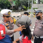 Polres Blitar bagikan helm gratis bentuk kepedulian pada keselamatan-1676531212