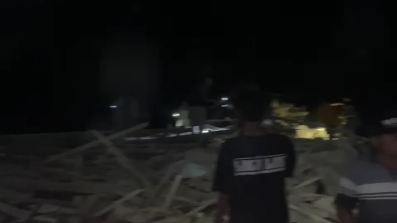 Kondisi rumah di lokasi ledakan di Sadeng, Dusun Tegalrejo, Desa Karangbendo, Kecamatan Ponggok, Kabupaten Blitar, Jawa Timur,Minggu (19/2) malam Satu rumah hancur dan lainnya rusak berat akibat ledakan yang diduga dari bahan pembuatan petasan. ANTARA/ HO-tangkapan layar