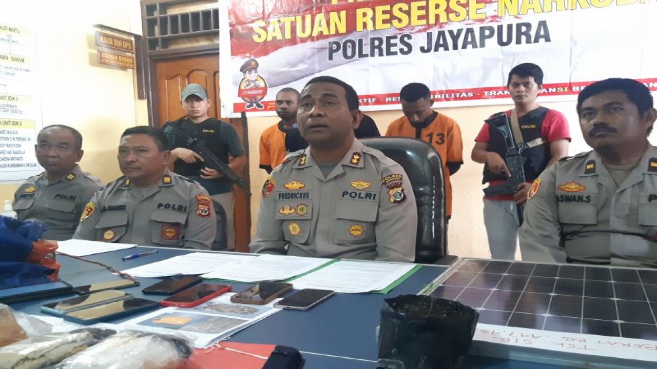 Kapolres Jayapura AKBP Fredrickus Maclarimboen saat memberikan keterangan di Mapolres Jayapura, Rabu (22/2) (ANTARA/Ardiles Leloltery)