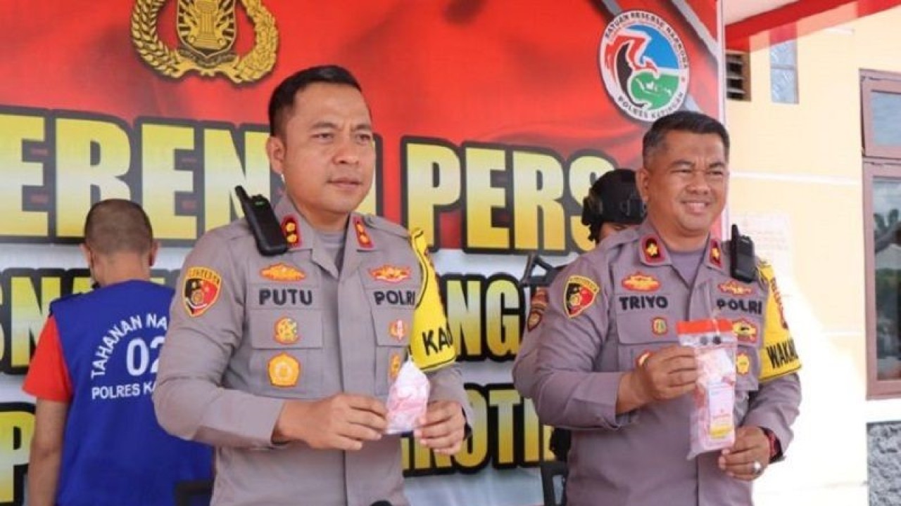 Kapolres Katingan AKBP I Gede Putu Widyana (kiri) didampingi Wakapolres Kompol Triyo Sugiyono memperlihatkan barang bukti paket sabu-sabu kepada para awak media di Mapolres Katingan belum lama ini. (ANTARA/HO-Humas Polres Katingan)