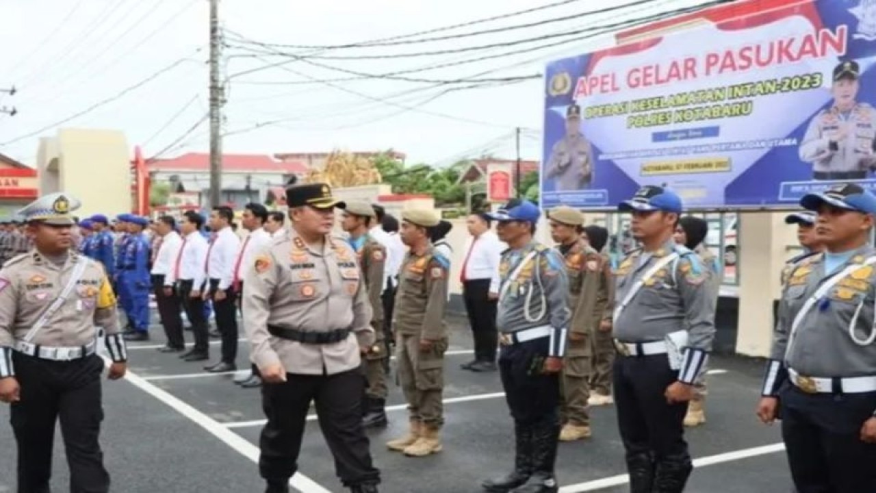 Kapolres Kotabaru AKBP M Gafur Aditya Siregar pada saat pengecekan personel Pasukan dalam rangka Operasi Keselamatan Intan 2023 selama 14 hari mulai 7-20 februari di halaman Mako Polres Kotabaru.l, Kalimantan Selatan, Selasa (7/2/2023). ANTARA/HO-Humas Polres Kotabaru
