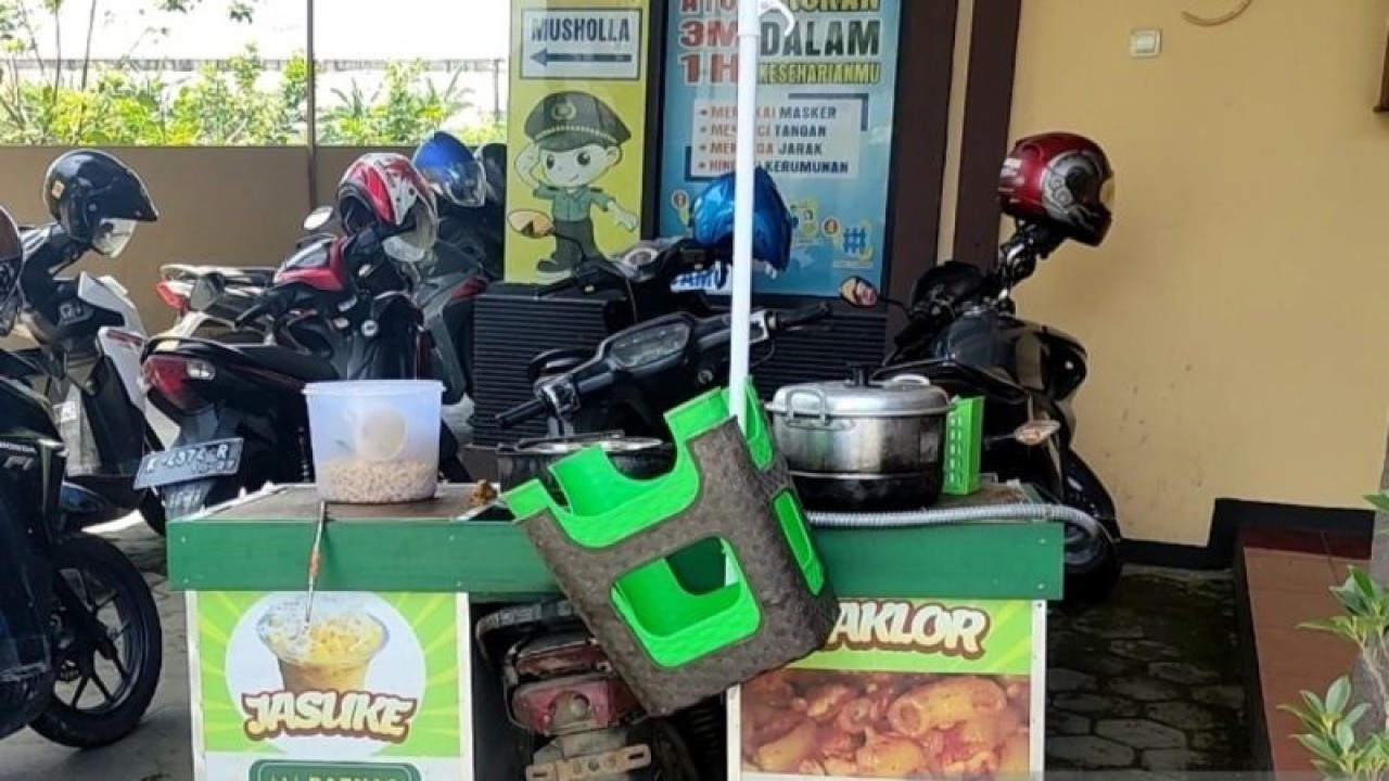 Gerobak milik penjual jasuke (jagung, susu dan keju), maklor (makaroni dan telur), dan cilor (aci dan telur) disita oleh Polsek Mejobo, Kabupaten Kudus, Jawa Tengah, setelah sebelumnya diduga mengakibatkan puluhan siswa keracunan, Senin (13/2/2023). (ANTARA/Akhmad Nazaruddin Lathif)
