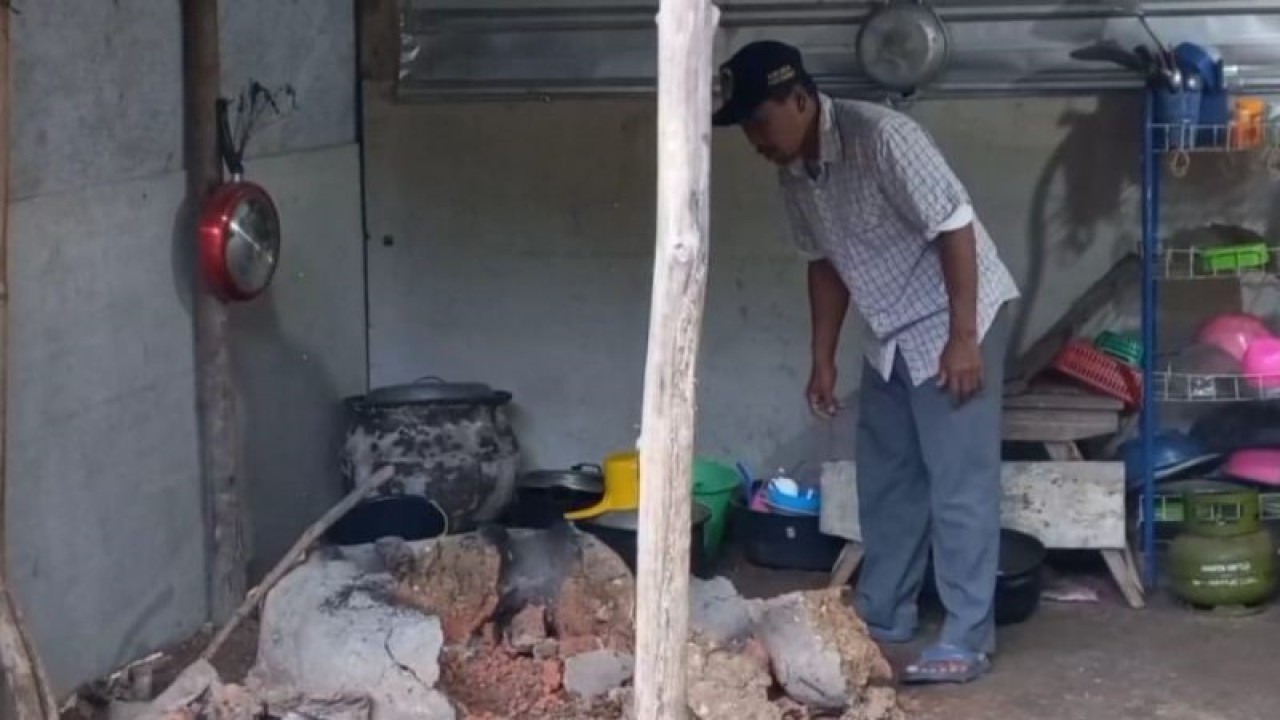 Petugas melakukan olah TKP di tungku perapian tempat pelaku IS membakar bayinya yang baru dilahirkan di Desa Ngranget, Kecamatan Dagangan, Kabupaten Madiun, Jatim. ANTARA/Louis Rika