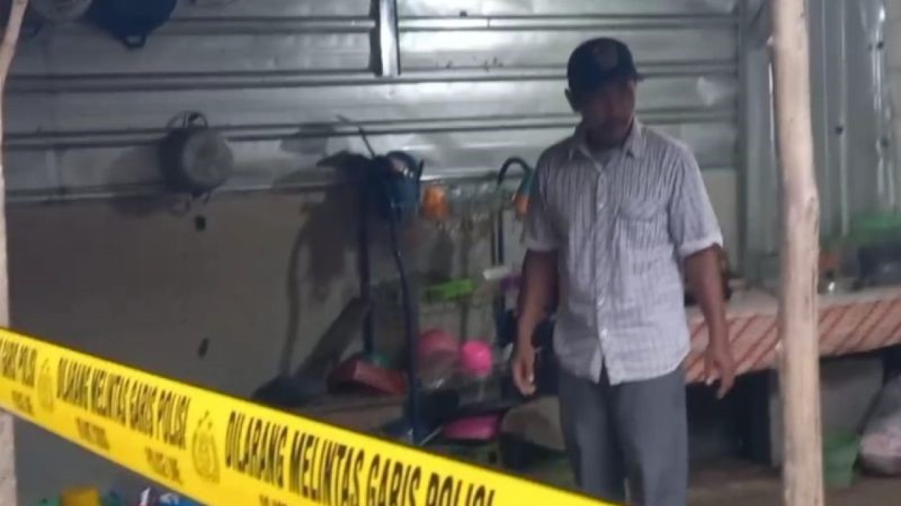 Petugas melakukan olah TKP di dapur lokasi tempat pelaku tega membakar bayi yang baru dilahirkan di Desa Ngranget, Kecamatan Dagangan, Kabupaten Madiun, Jatim. ANTARA/Louis Rika