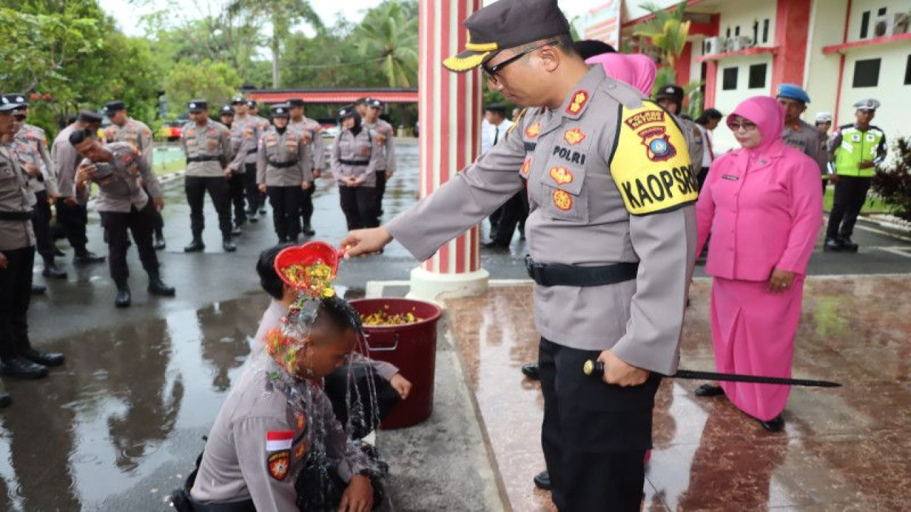 Kapolres Natuna AKBP Nanang Budi Santosa saat menyambut kedatangan 25 personil Bintara Remaja di Natuna, Kepri, Senin (13/2). (ANTARA/HO-Humas Polres Natuna/Cherman)