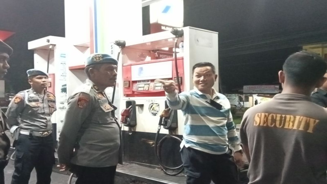 Kepala Polres Pasaman Barat AKBP Agung Basuki (menunjuk) saat melakukan inspeksi mendadak ke tiga SPBU sebagai antisipasi pengisian BBM ke tangki modifikasi untuk mencegah penimbunan, Kamis (23/2/2023). (ANTARA)