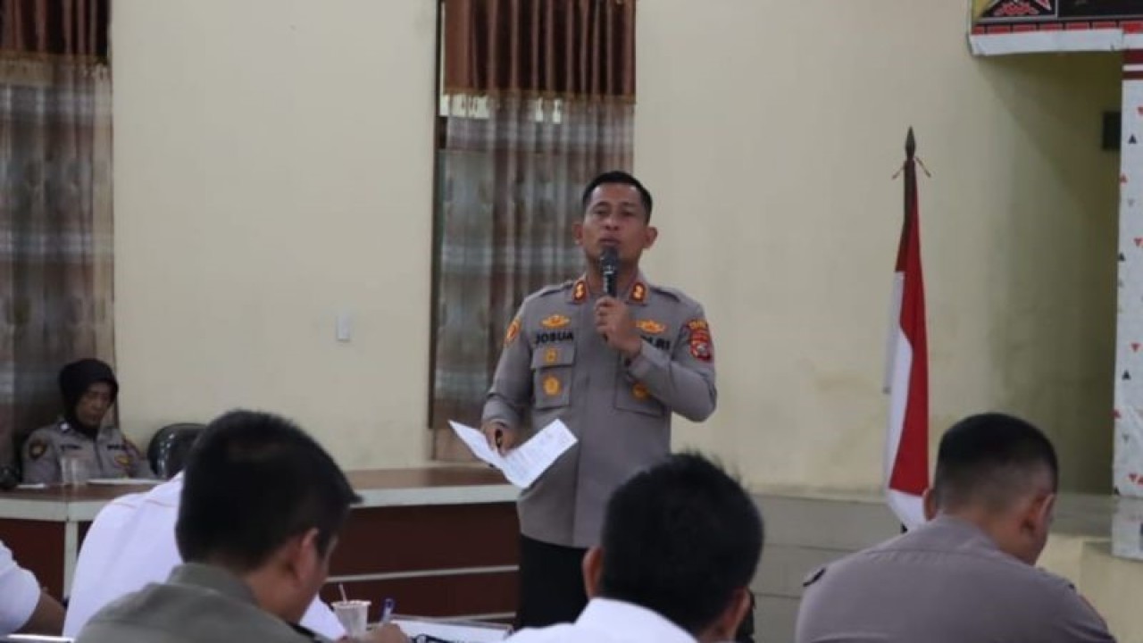 Kapolres Pelabuhan Belawan AKBP Josua Tampubolon (berdiri) pada rapat koordinasi (rakor) Forkopimda untuk penanggulangan Tawuran. ((ANTARA/HO-Polres Pelabuhan Belawan))