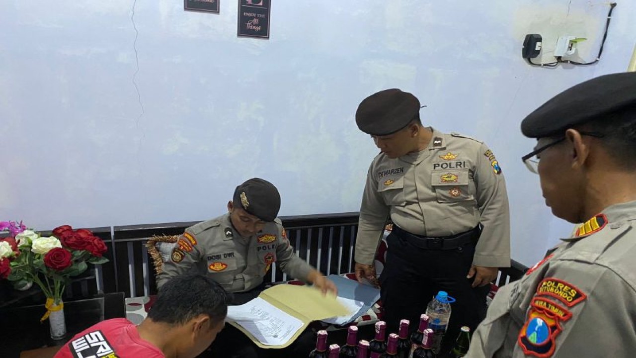 Petugas Satsamapta Polres Situbondo mengamankan miras dari rumah warga. Sabtu (25/2/2023) malam, ANTARA/HO-Humas Polres Situbondo.