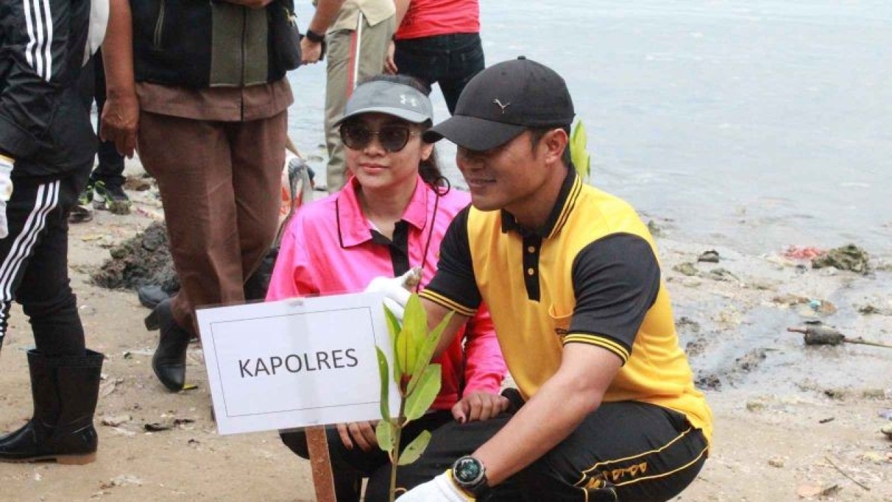 Kapolres Sibolga AKBP Taryono Raharja menanam mangrove di areal Pantai Ancol Sibolga, Kelurahan Pasar Belakang, Kota Sibolga. ((ANTARA/HO-Humas Polres Sibolga)