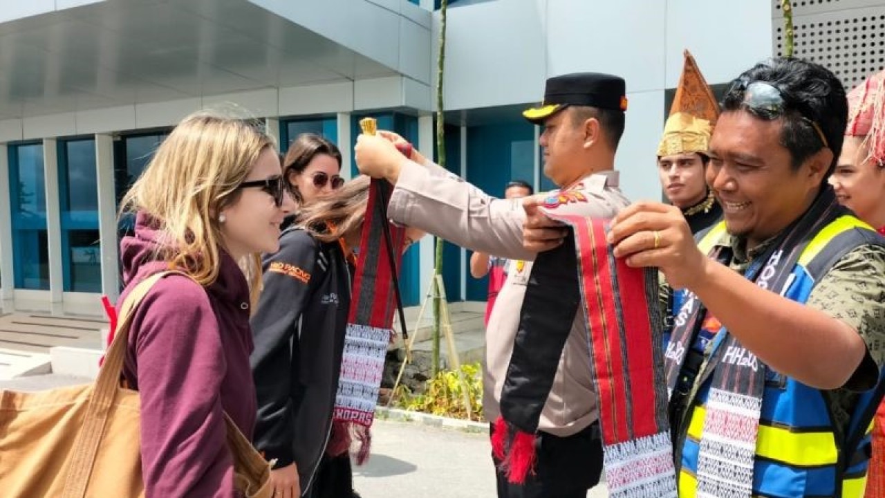 Kapolres Taput AKBP Johanson Sianturi (tengah) menyambut kedatangan team serta mengalungkan Ulos Batak sebagai khas budaya Batak Toba kepada masing-masing delegasi. ((ANTARA/HO-Humas Polres Taput))