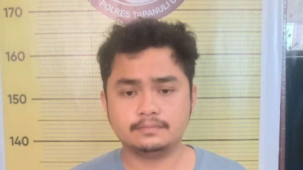 Seorang pria berinisial DL (23) pengedar narkotika jenis pil ekstasi ditahan di Polres Tapanuli Utara. (ANTARA/HO-Humas Polres Taput)