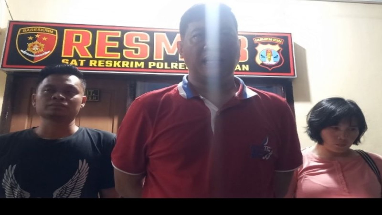 Kapolres Tarakan AKBP Ronaldo Maradona (tengah) didampingi Kepala Satuan Reserse dan Kriminal (Kasat Reskrim) Polres Tarakan Iptu M Khomaini (kiri) dan Kasi Humas Polres Tarakan, Ipda Anita Susanti Kalam (kanan). ANTARA/tangkapan layar video Polres Tarakan.