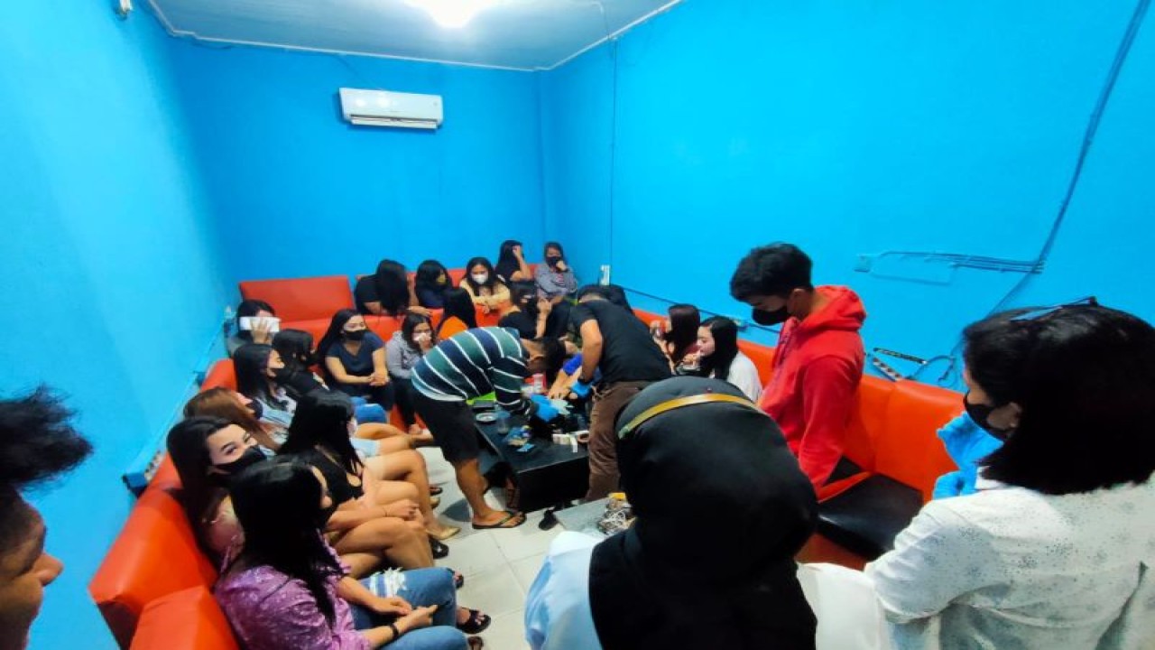 Polres Tarakan, Kalimantan Utara menggerebek hotel dan spa Jaguar di Jalan Kusuma Bangsa, Tarakan, Rabu malam yang diduga melakukan praktik prostitusi. ANTARA/HO-Humas Polres Tarakan.