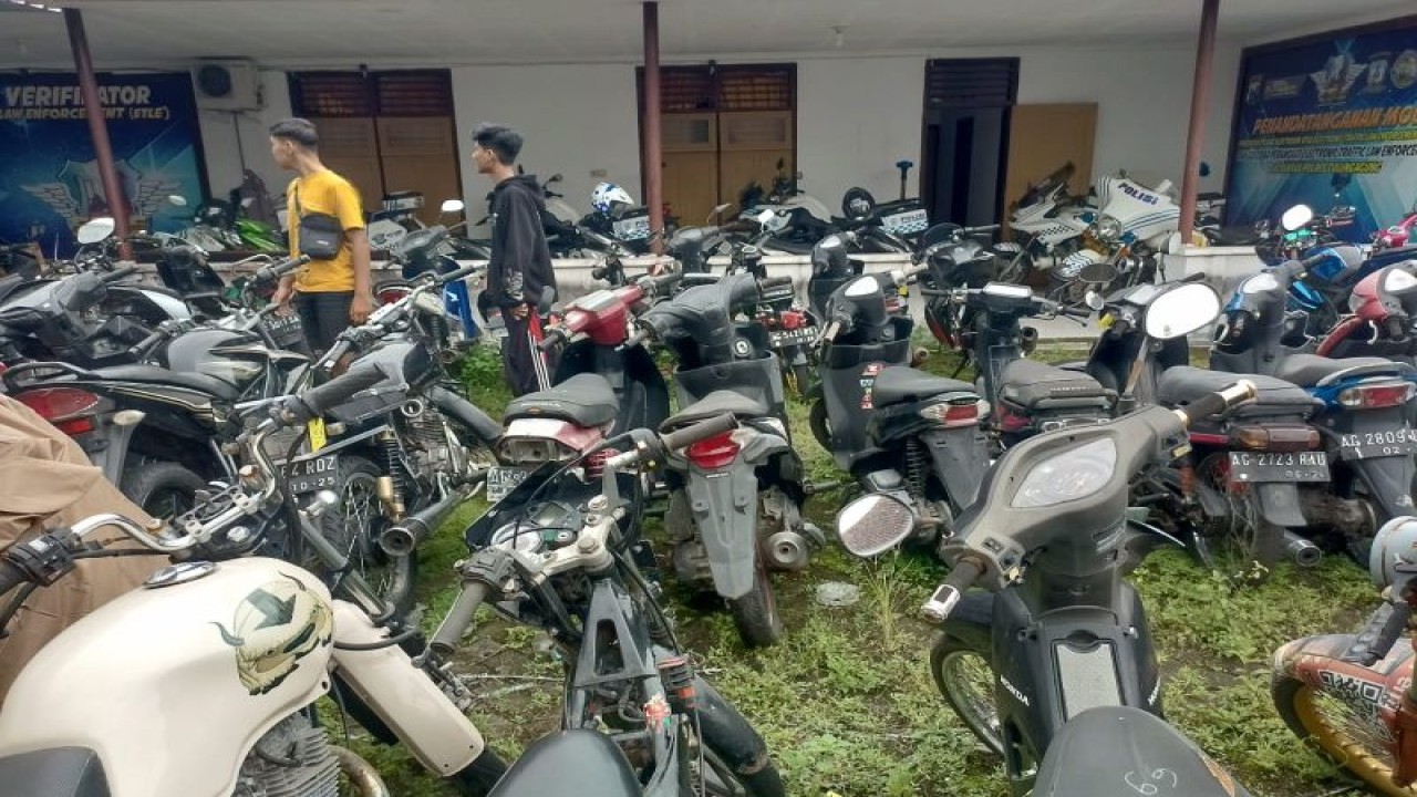 Puluhan motor berknalpot bising "diamankan" di halaman kantor Satlantas Polres Tulungagung (ANTARA/HO - JP)