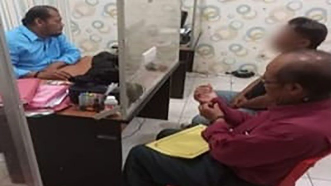 Petugas Unit PPA Satreskrim Polresta Banyumas (kiri) memeriksa seorang pimpinan panti asuhan yang diduga mencabuli salah seorang anak asuhnya. ANTARA/HO-Polresta Banyumas.