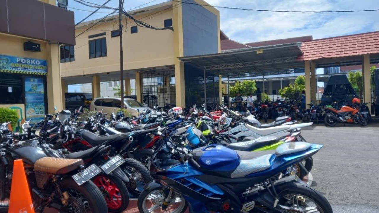 Ratusan kendaraan roda dua yang disita oleh Polresta Bengkulu karena menggunakan knalpot brong, balap liar dan tidak menggunakan TNKB. ANTARA/Anggi Mayasari