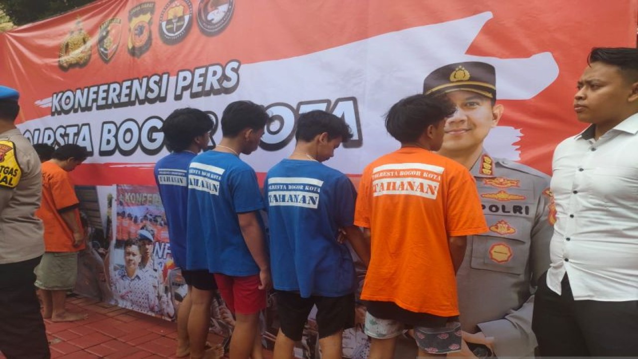 Para pelaku pengeroyokan dan pencurian dengan kekerasan di Jalan Pangrango di Kota Bogor, Jawa Barat saat jumpa pers ungkap kasus di Mapolresta Bogor, Senin (13/2/2023). (ANTARA/Linna Susanti)