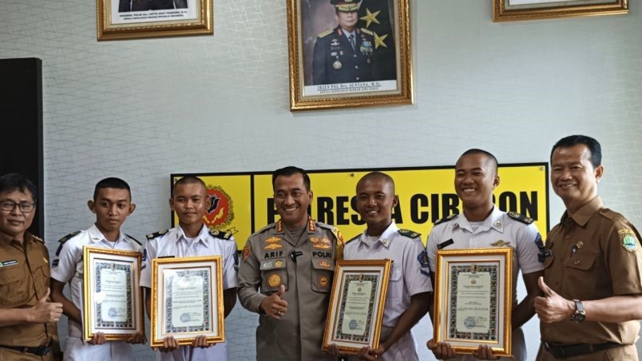 Empat pelajar SMKN Mundu mendapatkan penghargaan dari Polresta Cirebon, Jawa Barat, Senin (13/2/2023). (ANTARA/Khaerul Izan)