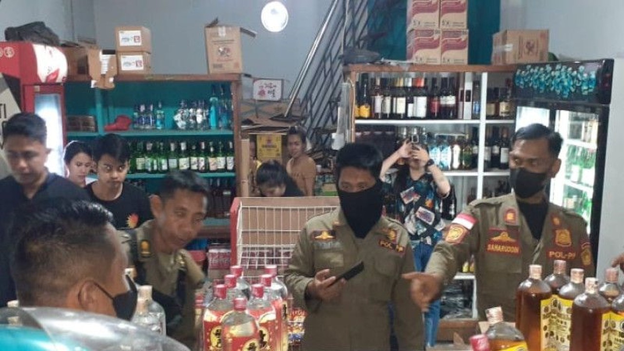 Tim patroli gabungan saat melakukan razia Minuman keras beralkohol. (Antara/La Ode Muh Deden Saputra)
