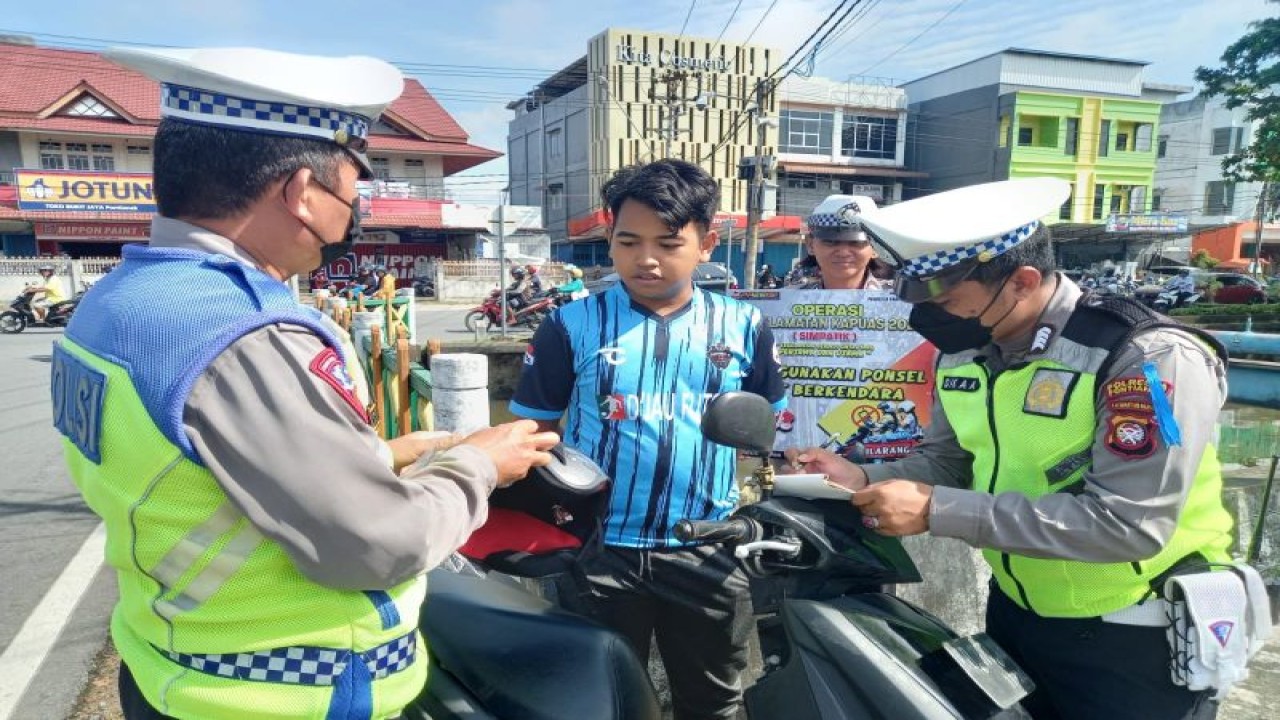 Satlantas Polresta Pontianak memberikan teguran kepada pengendara sepeda motor dan memberikan helm gratis sebagai upaya edukasi dan kepedulian kepada pengendara kendaraan bermotor yang tidak menggunakan helm, di Kota Pontianak. ANTARA/HO-Humas Polresta Pontianak.