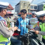 Polresta Pontianak bagi helm gratis sebagai edukasi tertib lalu lintas-1676443881
