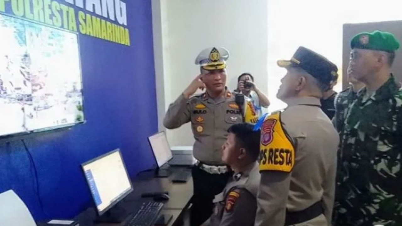 Kapolresta Samarinda Kombes Pol Ary Fadli melakukan pemantauan pelanggaran lalulintas melalui kamera ETLE. (ANTARA/Fandi)