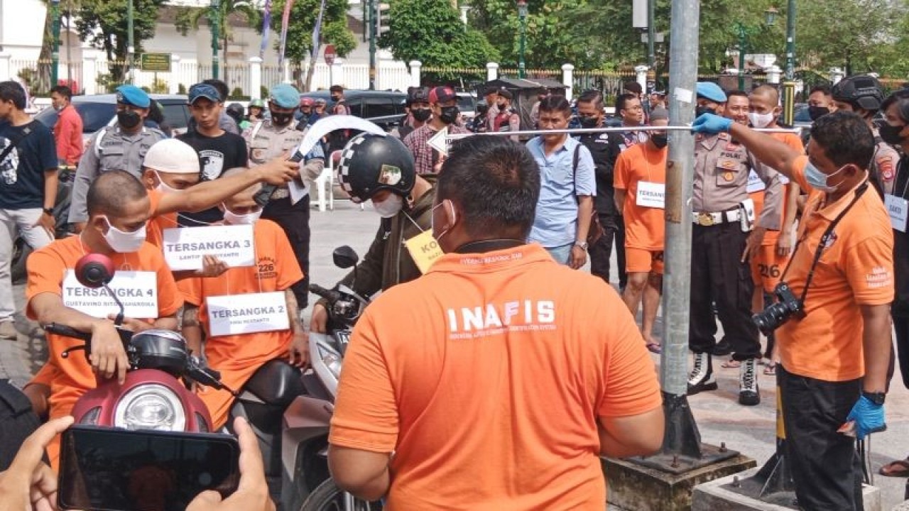 Satuan Reserse Kriminal Polres Kota Yogyakarta menggelar rekonstruksi kasus kekerasan di kawasan Titik Nol Kilometer (Km) Kota Yogyakarta, Jumat (17/2/2023) (ANTARA/Luqman Hakim)