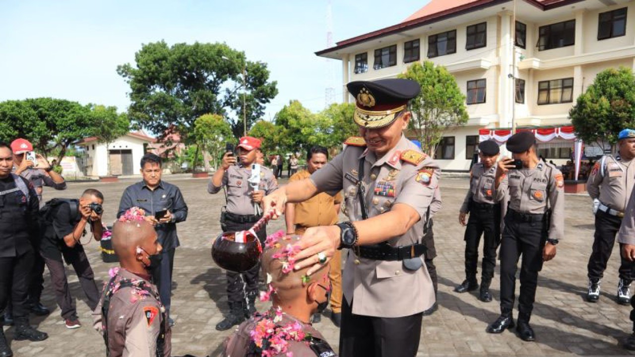 Wakapolda Maluku Utara, Brigjen Pol Eko Para Setyo Siswanto memandikan air kepada siswa pada upacara pembukaan pendidikan pembentukan bintara dan tamtama polri pada tahun 2023 di SPN Sofifi, Malut, Selasa (7/2/2023. ANTARA/Abdul Fatah