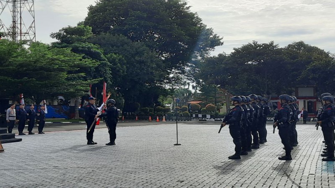 Dankorp Brimob Komjen Pol. Anang Revandoko menyerahkan bendera Merah Putih kepada pimpinan Tim Brimob Polri yang mengikuti lomba UAE SWAT Challenger K-4 Dubai di Mako Brimob Polri, Depok, Jawa Barat, Senin (13-2-2023). ANTARA/Laily Rahmawaty