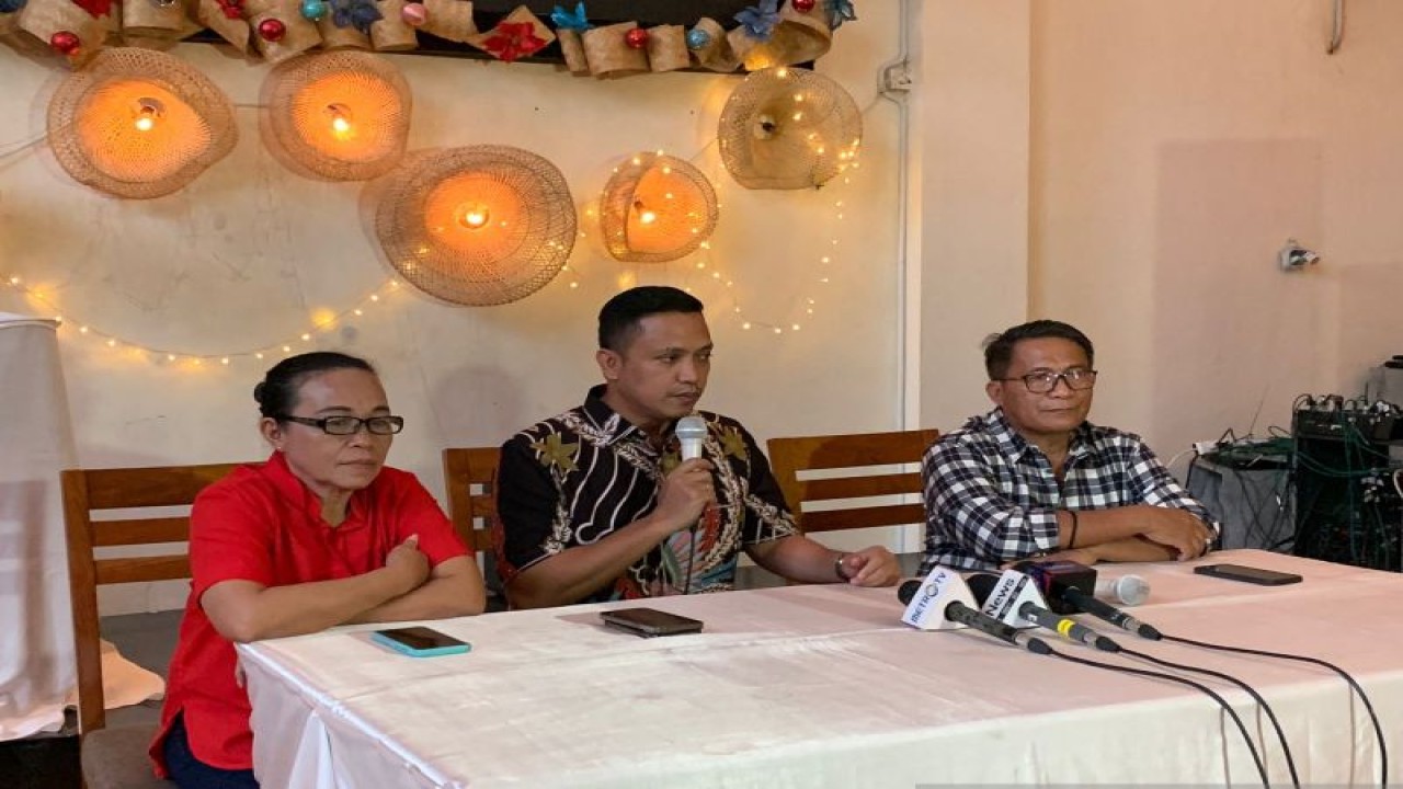 Ibunda Richard Eliezer, Rieneke Pudihang didampingi pengacara Ronny Thalapessy dan suaminya Junus Lumiu memberikan keterangan pers kepada media usai sidang putusan Bharada Richard Eliezer di salah satu restoran di kawasan Jakarta Selatan, Rabu (15/2/2023). (ANTARA/Laily Rahmawaty)