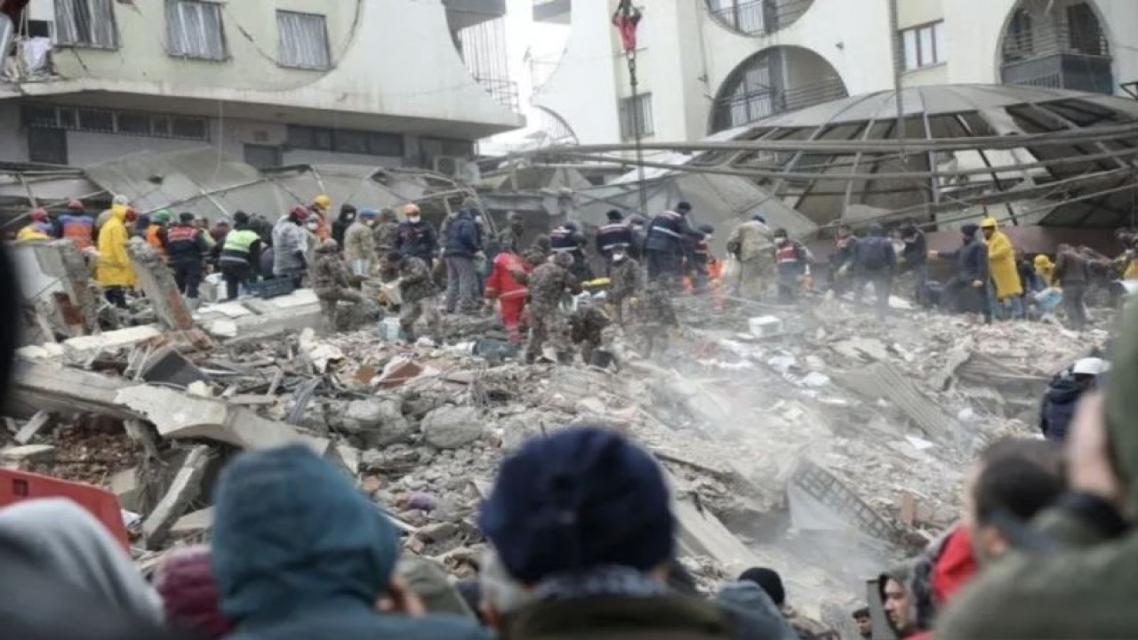 Petugas penyelamat mencari korban selamat di bawah reruntuhan bangunan pascagempa di Diyarbakir, Turki, Senin (6/2/2023). (ANTARA FOTO/REUTERS/Sertac Kayar/tom)