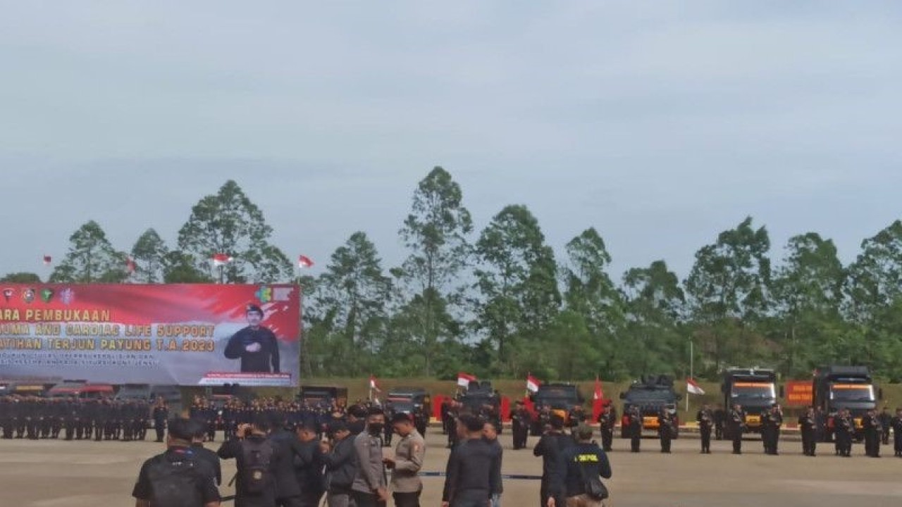 Persiapan upacara pembukaan pelatihan basic trauma and cardiac life support (BTCLS) kepada 94 paramedis Polri di Satlat Brimob, Cikeas, Bogor, Jawa Barat, Senin (6/2/2023). ANTARA/Laily Rahmawaty.