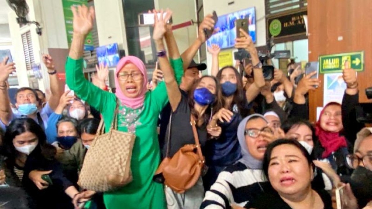 Sejumlah pendukung menangis usai Majelis Hakim Pengadilan Negeri Jakarta Selatan menyatakan Richard Eliezer (Bharada E), divonis hukuman penjara selama 1 tahun 6 bulan, Jakarta, Rabu (15/2/2023). ANTARA/Luthfia Miranda Putri