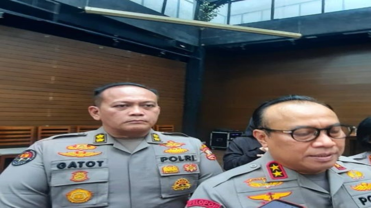 Kepala Divisi Humas Polri Irjen Pol. Dedi Prasetyo memberikan keterangan pers di Jakarta, Kamis (16/2/2023). (ANTARA/Laily Rahmawaty)