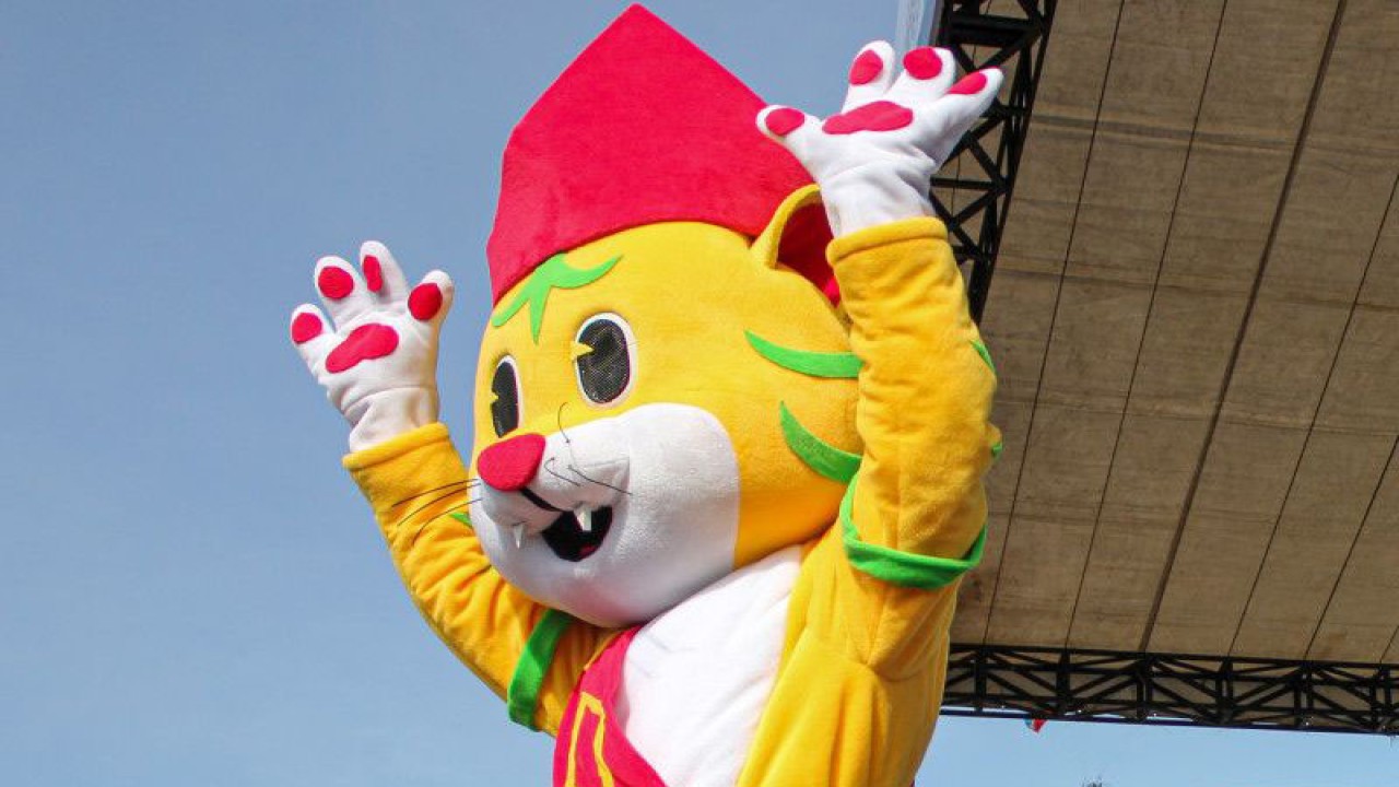 Warga dengan memakai kostum maskot PON XXI Aceh-Sumut 2024 bernama Matra (Harimau Sumatera) melambaikan tangan saat acara peluncuran PON XXI Aceh-Sumut 2024 di Lapangan Astaka Pancing, Kota Medan, Sumatera Utara, Minggu (29/1/2023). ANTARA FOTO/Yudi/Lmo/nym