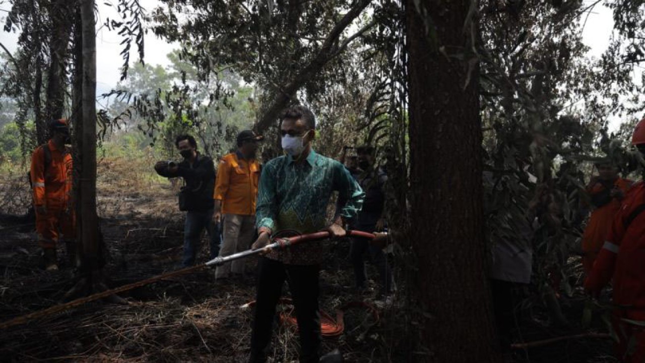 Wali Kota Pontianak melakukan pemadaman lahan yang terbakar (ANTARA/Jim)