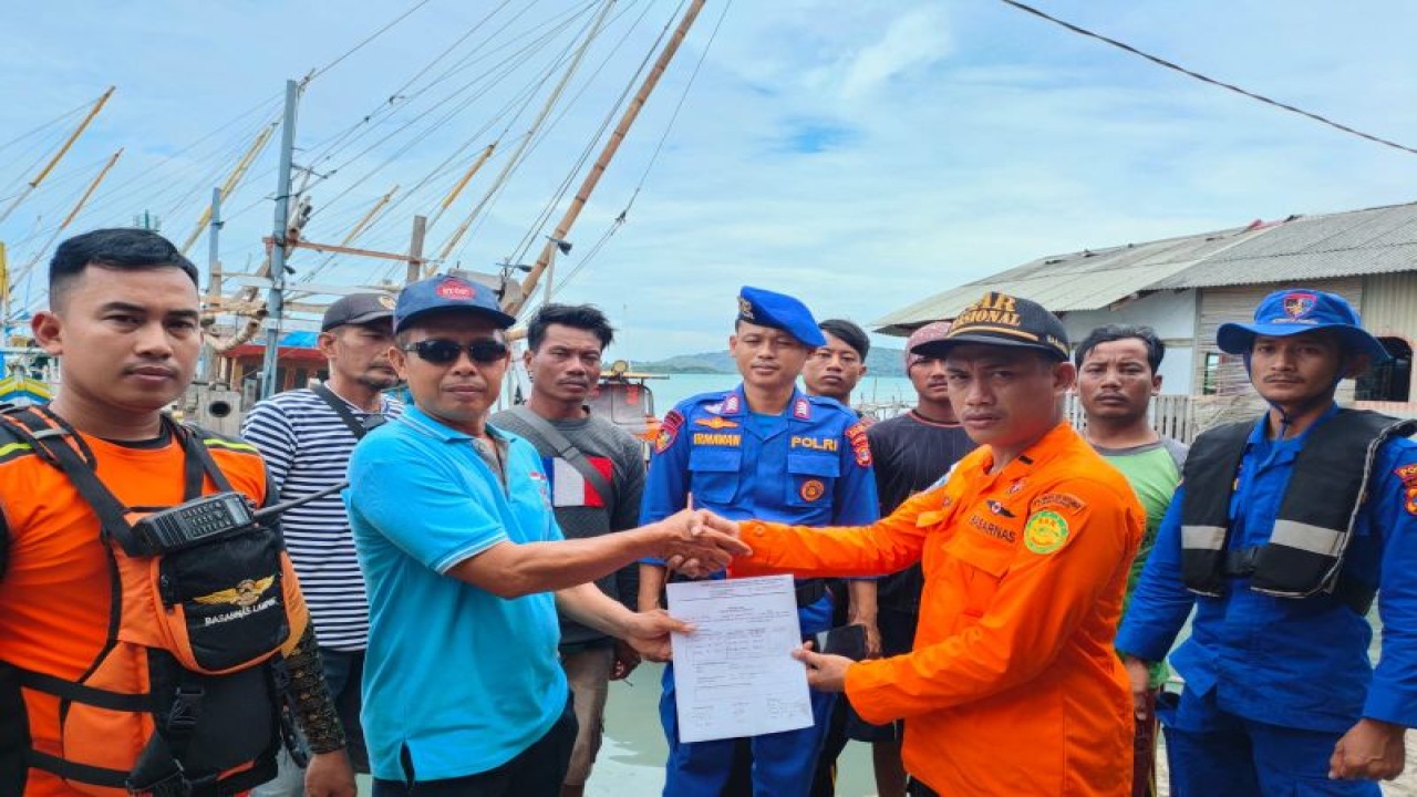 Penyerahan empat nelayan yang terdampar di pulau Sertung oleh Basarnas dan Polairud Lampung (ANTARA/HO)