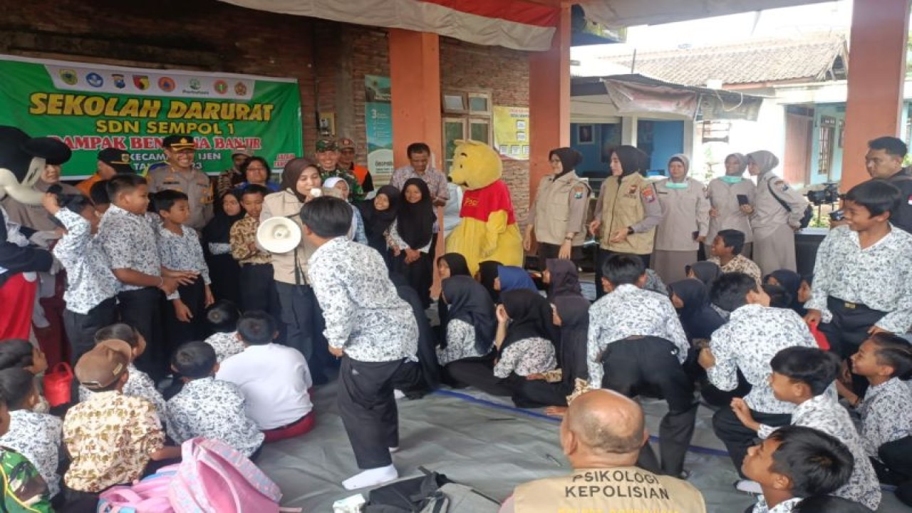Tim psikologi Polres Bondowoso mengajak anak-anak bermain di Posko Sekolah Darurat di Kecamatan Ijen. Kamis (16/2/2023) ANTARA/HO-ist