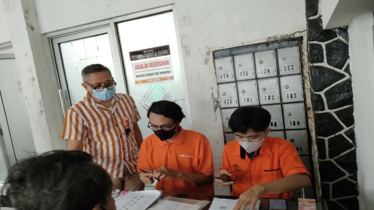 Potret pelayanan PT Pos cabang Bogor saat memberikan BLT pada tahun 2022. (ANTARA/Linna Susanti)