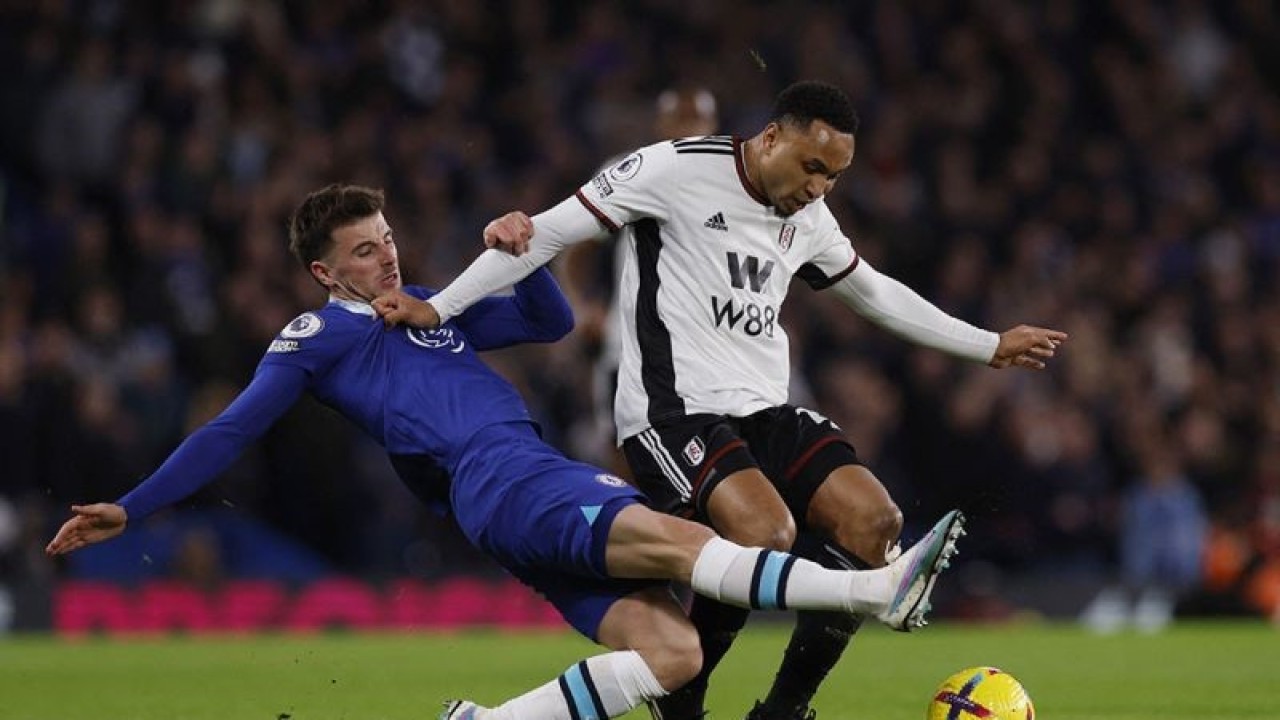 Pemain Chelsea Mason Mount (kiri) berebut bola dengan pemain Fulham Kenny Tete dalam pertandingan sepak bola Liga Inggris di Stadion Stamford Bridge​​​​​​​, London, Inggris, Sabtu (4/2/2023) dini hari. Fulham berhasil menahan imbang tuan rumah The Blues Chelsea tanpa gol. ANTARA FOTO/REUTERS-Andrew Couldridge/nym.