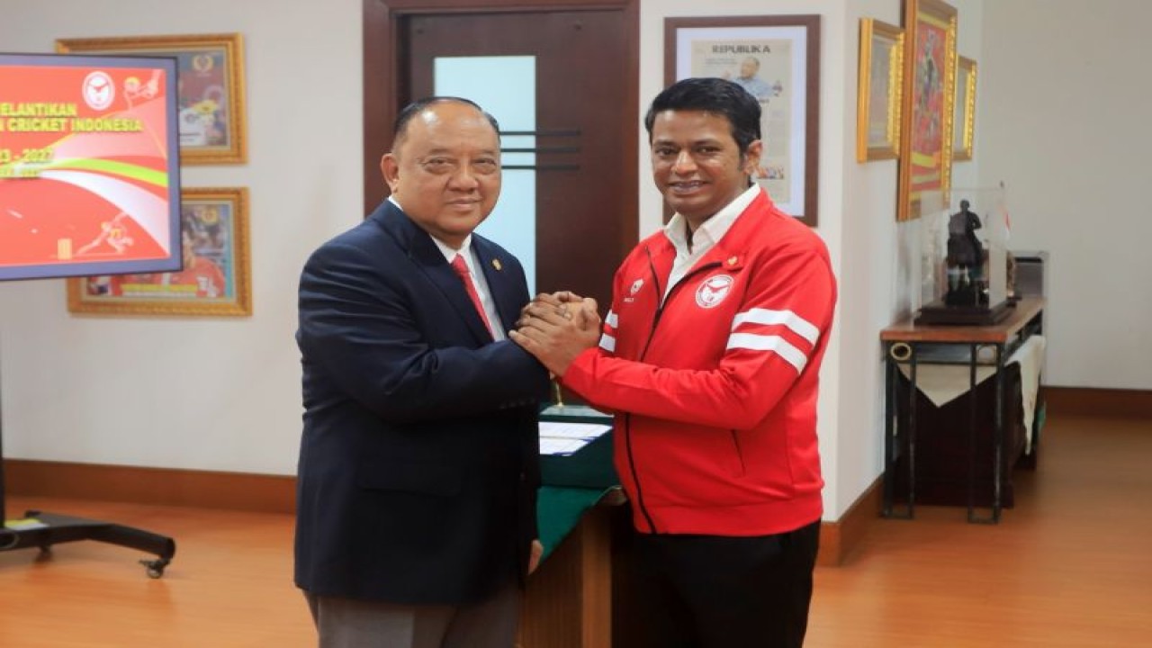 Ketua Umum KONI Pusat Marciano Norman (kiri) dan Keta Umum PP PCI Abhiram Singh Yadav dalam pelantikan dan pengukuhan PP PCI periode 2023-2027 di Kantor KONI Pusat, Senayan, Jakarta, Selasa (14/2/2023). (ANTARA/HO-KONI Pusat)
