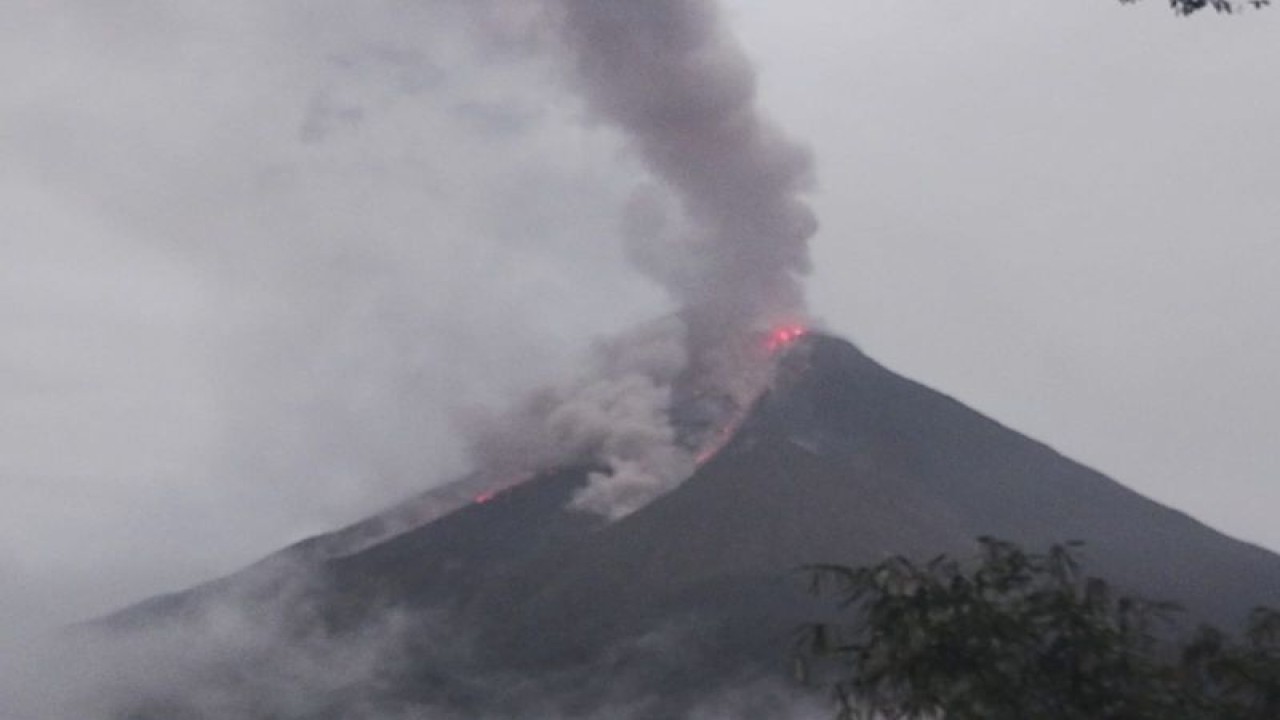 Aktivitas guguran lava Gunung Karangetang di Kabupaten Kepulauan Sitaro, Sulawesi Utara, setelah erupsi pada beberapa hari lalu. ANTARA/HO-PGA Karangetang